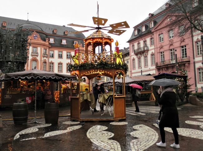 クリスマスのピラミッド、下の部分にクロスの敷かれたテーブルが置かれていました。<br />ちょっとおしゃれな雰囲気。