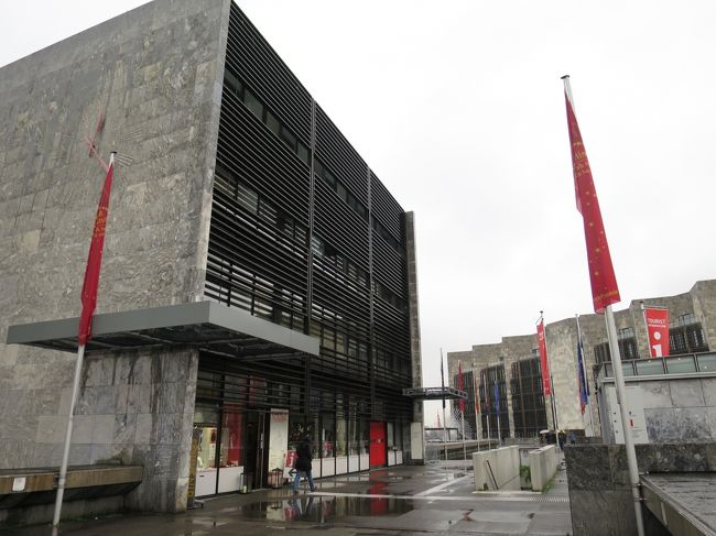 まずは、バスの情報を知りたい。向かったのは観光局。<br />マルクトを抜けて、ライン川沿いのテラスに続く道へ。<br /><br />観光局でバスの情報を尋ねると、地図をくれました。<br />ふ～む、路線図を見て判断するしかないってことだね…。<br />便数が多いから仕方ない。