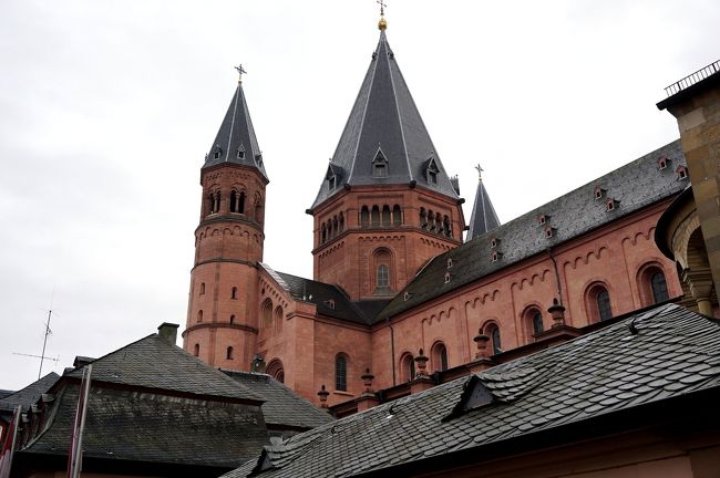 内部にきらびやかさはなく、重厚な雰囲気の聖堂内を通り抜け、マルクト広場に出てすぐ、