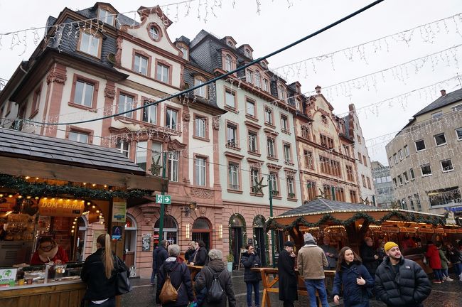 初めてマインツに来た時は、広場を隔て建つ館に入るカフェのテラス席で、朝市と大聖堂を眺めながらランチしました。<br />奥から2つ目のピンクっぽい館だったかなぁ。