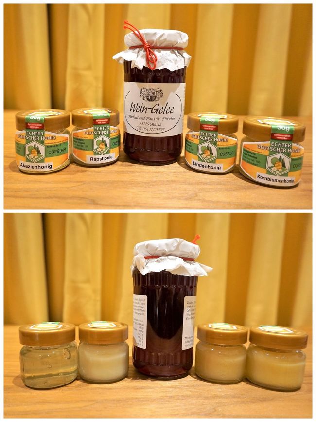 ホテルの部屋で、お土産のハチミツと赤ワインのジャムを撮影。<br /><br />ハチミツは左から、アカシヤ、菜の花、菩提樹、Kornblumen。<br />Kornblumenとは矢車菊のことらしい。<br />瓶を反対側から見ると、それぞれの特徴がよくわかります。<br /><br />アカシヤは透明。<br />日本人が思い描く、いわゆる”ハチミツ”のイメージですね。<br /><br />菜の花は濁って白っぽい。<br />とても香りがいいんです。ぶどう畑のお気に入り♪<br /><br />菩提樹も濁っており、菜の花よりは少し黄色。<br />これも香りが良く、オススメ！<br /><br />矢車菊も同様に濁っていますが、菩提樹より、もう少し黄色っぽい。<br />まだ味見していません。どんな味か楽しみ♪<br /><br />ちなみに、濁っているのは固まっているからではなく、最初からこんな感じなんですよ。<br />透明なハチミツと比べるとザラっとしていますが、濃厚な味わいです。<br /><br />フランスのハチミツも美味しいので、今度行ったらマロニエのハチミツを買ってこよう！<br />な～んて思っていたけれど、コロナの感染が広がり、その日はいつ来るのやら…。（T-T）