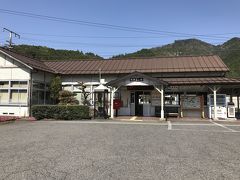 飛騨金山駅下車。
二面三線の駅構内の広い駅。

飛騨金山駅は、飛騨街道金山宿として栄えた町の駅で、迷路のようにはりめぐらされた細い路地裏を巡る「筋骨めぐり」は面白く、何気なく途中下車した駅は想定外の楽しいローカル駅であった。