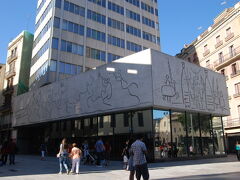 そそくさと「4CATS」を出たら、サンタ・エウラリア大聖堂の前の広場にあるピカソの壁画を見て・・・