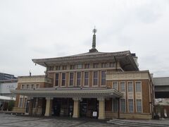 奈良駅の2代目駅舎なのでした。屋根が寺院風で和洋折衷なおもしろい建物ですね。