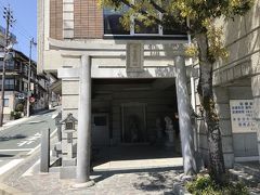 下呂温泉会館内の下呂温泉神社。
白鷺橋の角に建つ下呂温泉会館の建物内1階にあり、横は公共トイレ。

下呂温泉の繁栄を願い、1989年から出羽三山の湯殿山神社の分霊を祀っている。
神社の龍の口などから温泉が湧き出ている。

左手の坂を上れば、白鷺乃湯。