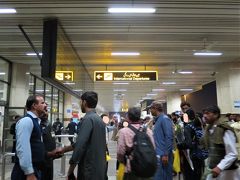 21:20　ラホールのアッラーマ・イクバール国際空港に到着！
ファミリーのみなさんとはここでお別れ。

まりりんごさんが大人気で、別れの写真攻撃がすごかった( ;∀;)
顔立ちは違っても美醜の基準は万国共通らしい 笑