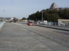 今回の宿、湖畔の宿 かつらキャッスルは舞鶴橋たもと。舞鶴橋越しに見る唐津城。
宿をチェックアウトし、カバンをゴロゴロしながら大手口バスターミナルへ向かいます。