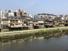 鴨川の川床

京阪の祇園四条からの川床。かなり昔に行きました。もちろんおごりでしたが。