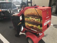 この辺りではマクドが配達やってます。

余談ですが、私的な使い分けとして、マクドナルドは「マクド」、「マック」はアップルコンピュータ。
