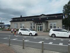 美瑛駅に着きました。駅舎は酪農を意識したデザインです。駅前の土産物屋さんで今日も自転車をレンタルします。