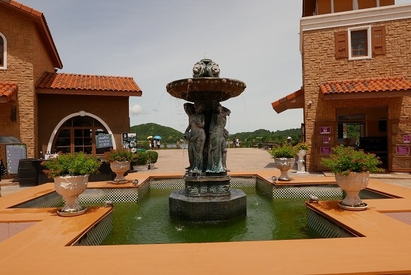 「シルバーレイク・ワインヤード」<br />ワインが安くて美味しければ購入したいと来てみたが残念ながら高い、一休がコラートで買ったワインの倍の値段でした．．．1瓶600B～750B<br />【観光客目当ての販売は高くなりますね】