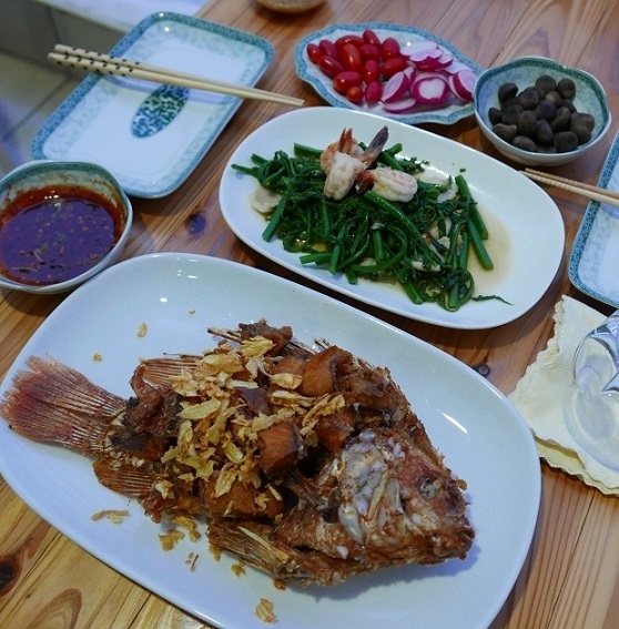 11日　　夕食<br />プラーパクテム揚げ．．．ナクルア海鮮市場で買った生きの良い魚．．．臭みがあり　×．．．たとえ新鮮でも育った水質で臭みがでます。<br />パックーッ炒め．．．エビとマッチして　◎<br />ヘットポ茹で．．．不思議な食感で　〇<br />赤大根、ミニトマト．．．健康の為　〇