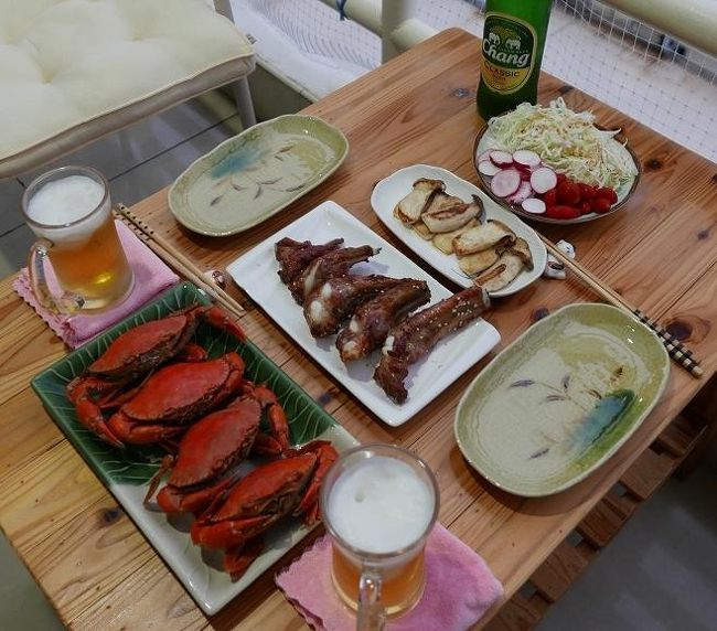 12日　　夕食<br />蒸しマングローブ蟹．．．赤味噌入りだが蟹が小さい　〇<br />豚スペアリブ．．．．．新鮮で味付け良し　◎<br />焼きエリンギ．．．．身体に優しい　〇<br />キャベツ、赤大根　ミニトマト．．．肉には必ず野菜　△