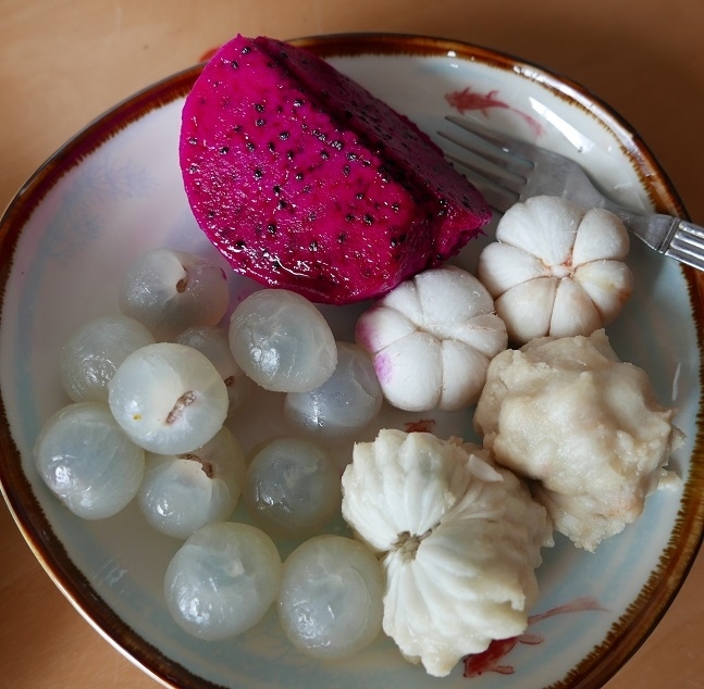 ラムヤイ　ノーイナー　マンゴースチン　<br />ケーオマンコーン．．．果肉の中まで良い色してますね、そして少し甘く良い品でした、1Kg50Bで少し高額。<br />普通は実は白で黒いゴマのようなものが入っています1Kg30Bほどです。