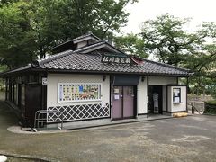 松川遊覧船。
建物左側に滝廉太郎に関する資料館があります。