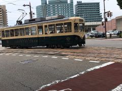 富山地方鉄道市内線。
広告車体が多い中、オリジナル塗装(多分)。
CHITETSU TRAM デ7000形