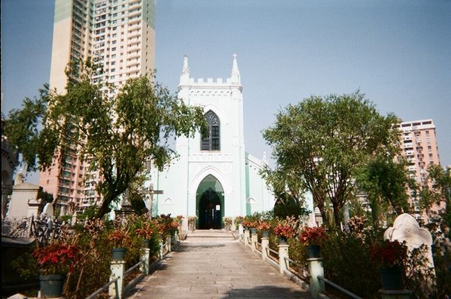 住宅街に入り込んで小さい教会発見。