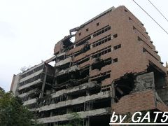 空爆通りの破壊された建物。
パシャパシャ写真とってたら、警察官に職務質問された。