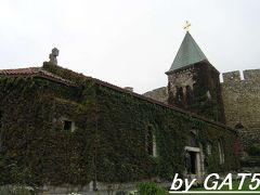 カレメグダン公園内のこじんまりした聖ルジツァ教会。