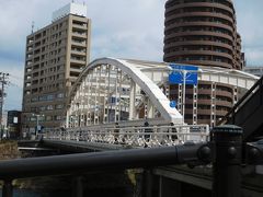 「開運橋」
盛岡の有名な観光スポットの１つです。真っ白で、青空に映える橋でした。
