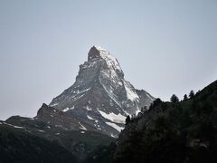 朝5時30分前に日本橋に来てみると日本橋はすでに中国人観光客に占拠されていて、差し詰め今朝は中国人橋といった様子です。
昨日は中国人観光客は僅か数人だったので人の多さにビックリしました。来るのが遅かったようですでに橋の欄干付近は中国人だらけです。入り込む隙はなさそうなので彼らの後ろから写すことにしました。
前にいる観光客がスマホを高く掲げなければすぐ後ろでも写真は撮れますが、前の中国人がスマホを掲げてしまうと邪魔で写真を撮るのが厳しいと思いました。
あ、先に肝心なことをお伝えしなければ・・。今日はマッターホルンが見えましたよ。
しかも雲一つない最高のコンデションで見ることができ、岩肌や山に残る残雪まではっきりと。
(5時28分）