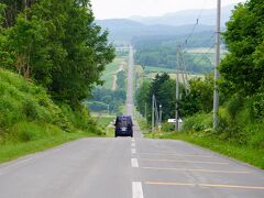 続いて、ジェットコースターの路へ。アップダウンが続く2.5キロの直進道路。かみふらの八景です。