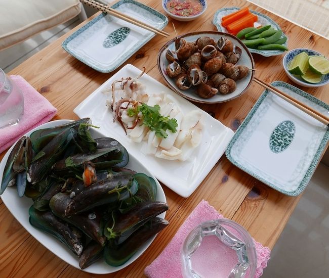 13日　　夕食<br />茹でムール貝．．．普通に美味しい　〇<br />焼きイカ．．．鮮度をごまかすために塩水に浸けてあり塩辛い　△<br />茹でホイワーン．．．生き物でないから今一　△<br /><br /><br />