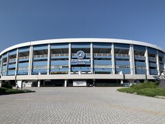 ６月１０日（水）
朝にホテルの近辺をジョギング。ホテルを出ると「幕張メッセ」があり、その裏にはロッテの本拠地「ZOZOマリンスタジアム」がありました。こんなところにあったのか。