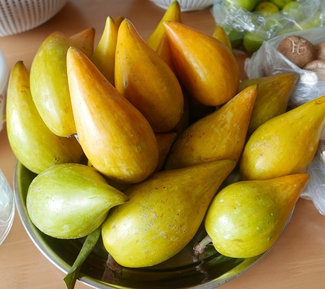 ありました、ルーク.トオー．．．先月旅行で買って初めて食べた果物が何と今日火金市場、向いの古着広場で売っていました。1Kg　80B×3Kg=240B≒８４０円<br />これだけあれば１カ月は食べれるかな、嬉しいです。