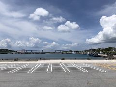 沖縄・国頭郡本部町「本部港」

沖縄県国頭郡本部町の沖縄本島（写真右）と瀬底島（写真左）を結ぶ
「瀬底大橋」（橋長：762ｍ）の写真。