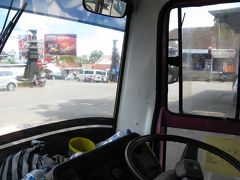 スラカルタから１時間２０分後の１２時、バスはカランパンダンのターミナルに到着。

ここでングロロッ（Nglorok）行きのミニバスに乗り換え（運賃5,000ルピア＝約40円）。

ターミナル内ではお節介焼きのおじさんが“チュト”とか“スクー”とか言ってくれているので、その指図に従い、停まっていたバスに乗り込みます。