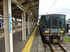 ここから、富山方面泊行きの電車に乗り換える。
大幹線のかつての北陸本線。せめて３両の電車が来るだろうと、その位置で待っていたら、２両の電車が来やがって、走らされた。
あとで調べたら、この路線を走る電車はすべて２両単位なのだそうで。