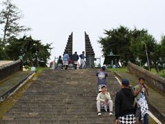 ドライバーには入口近くで待っていてもらって、いざ、チュト寺院へ。

地元インドネシア人にとっても人気の寺院なのか、同じ腰布を巻いたたくさんの観光客が参道を行き来しています。