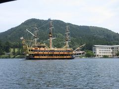 【芦ノ湖】

雨上がりで増水の為か芦ノ湖の水が綺麗。
海賊船の出入りが見えました。客が少ないようでした。
スワンの方が人気っぽい。スワンはコロナ避けの最適な乗り物！！