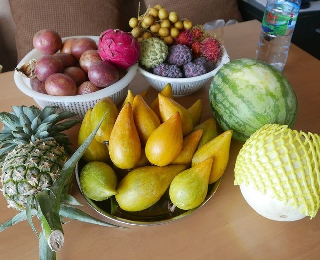 上から時計回りで　ラムヤイ　ノーイナー　ランプータン　スイカ　メロン　ルークトオー　パイナップル　パッションフルーツ　ケーオマンコーン