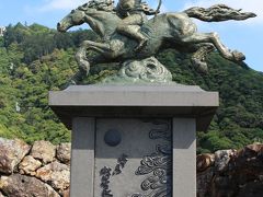 岐阜公園の入り口に、若かりし日の織田信長公像が建っています・・