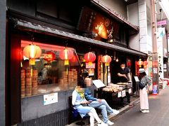 お目当てのお店はコチラ！！「魏飯夷堂」
11時半オープンだけれど、10分ほど早く着いちゃって…
コロナ以前なら、30分前でも行列ができていたんだけれど、さすがにこの時期は大丈夫ねぇ。