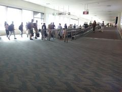 沖縄・那覇空港の写真。

どんどん人が流れてきて引くのを待っていましたが、この辺でパシャリ。

右奥に国内線の『JALダイヤモンド・プレミア ラウンジ』と、
『サクララウンジ』のエントランスがあります。