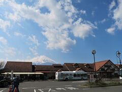 富士山と河口湖駅を一枚。
観光客が全く歩いていません。静かな河口湖駅です。
