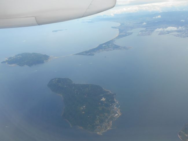 島も見えてる<br /><br />右側窓側を指定してたが<br />壱岐は、進行方向　左だった。<br /><br />対馬上空　雲が多く　着陸できず<br />夕方のフライトに変更したが、欠航。