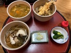 三昧そば　1280円

山菜そばは、山菜ととろろでとろっとした優しい出汁、一番そばの味を感じる
カレーそばは、さらっとしてるカレーだけど、スパイスが感じられるそば
天ぷらそばは、大きいエビに衣の油がだしにうつってる

三つも味わえて大変贅沢なそば！