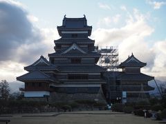 黒門入ってすぐの松本城管理事務所にて百名城スタンプをゲット。正面に見えるは松本城天守のお姿。ちょっと逆光気味で、かつ工事の足場なんかも組まれてしまってますが、これぞ国宝としった立派な佇まい、もちろん現存天守12城の1つでもあります。