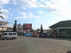 ングロロッからは、往路と同様、ミニバスを利用し（運賃はたったの5,000ルピア＝約40円）、１５時２０分、カランパンダンのバスターミナルに到着。

スラカルタ行きのバスはまだ到着していなかったので、ターミナル内の売店でペットボトルのお茶を購入して（7,000ルピア＝約55円）ぐびぐび飲んでいると、売店の女性が英語で、“日本人？”と話しかけてきました。

“イエス”と答えると、ドラゴンボールやNARUTOなどの日本のアニメや漫画が好きだとか、若めに見えるのにお子さんが二人もいるとか、今はラマダン中で５時から１８時までは水も飲めないとか、とりとめのない話で盛り上がり。

それにしても、こんな外国人がたまにしか来ないような田舎で英語がペラペラとは・・・インドネシアは経済成長著しい国、やはり教育熱心な国なのでしょうね。

＊インドネシアの2018年の経済成長率は＋5.2％（世界39位）でマレーシア（＋4.7％、同49位）、タイ（＋4.1％、同61位）より上位（日本は＋0.8％で同170位）。

【世界経済のネタ帳（経済成長率ランキング）】
https://ecodb.net/ranking/imf_ngdp_rpch.html