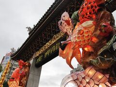 最後に台北最大のパワースポット「龍山寺（ロンシャンスー）」を参拝。
台北最古のお寺に電光掲示板、古と新の融合！？