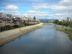 出勤する人々が忙しなく行き交うそんな日常の風景の横で、鴨川沿いは朝の静けさ。