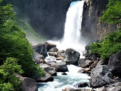 　苗名滝(　https://www.myoko.tv/fascination/3     )
<資料>
概要
日本の滝百選の1つ。その昔、滝から落ちる水音があまりにも激しく轟音が周囲の森に響きわたりまるで地震のようだったことから地震滝とも呼ばれている。新緑期から紅葉期まで様々な渓谷美を楽しめる。苗名滝では、柱状節理と呼ばれる角柱状態の割れ目がよく発達している。また苗名滝遊歩道の崖上は板状節理と呼ばれる板を何十枚も重ねたような割れ目をもった溶岩が発達している。 ●落差55m ●展望ポイント：滝つぼ附近
