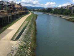 鴨川を渡り　目指すはスイーツパラダイスと言う食べ放題のお店　笑