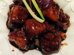 ランチの予定がすっ飛び
ディナーの時間になってしまいました。
チムサーチョイにある大きなショッピングモール、ハーバーシティの中にある
美心中菜の北京ダックのお店、美中鴨子です。

まず最初に糖醋小排骨(スペアリブの甘酢がけ)
甘さはしつこくなく
酢は甘さをまろやかにする程度の存在感です。