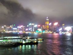 食後は香港島を見ながら軽く海沿いを歩きます。