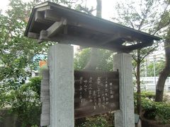 塀品急行金沢八景駅から国道16号線を渡り金沢文庫駅方向に歩き川を渡ったところに姫小島の碑がある。ここから歴史の道に沿って遊歩道がある。